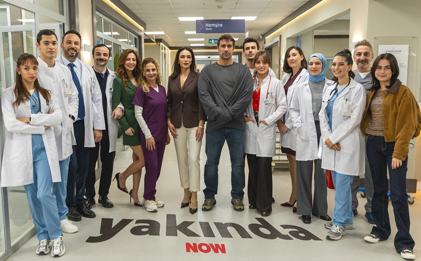 Sıla T&uuml;rkoğlu&rsquo;nun başrol&uuml;ndeki yeni diziden tam kadro fotoğrafı geldi - Resim : 1