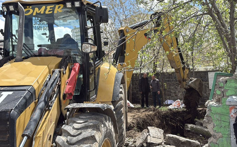 Erzurum’da tarihi mezarlığa kepçe talanı - Resim : 1