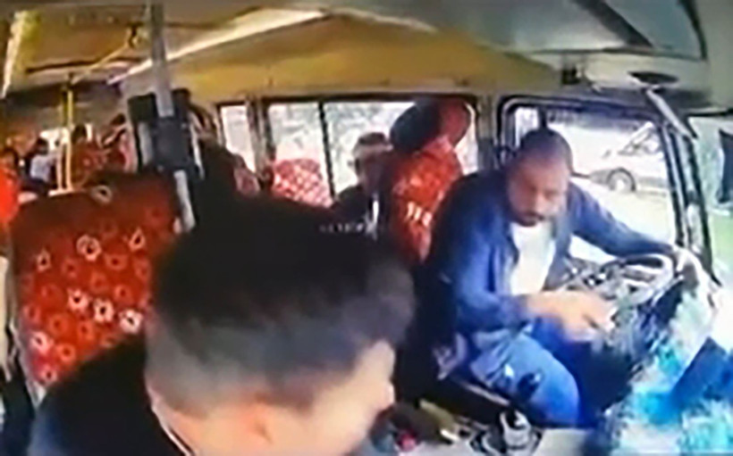 Direksiyon başında muhabbet kazayı getirdi: Adana’da can pazarı - Resim: 4