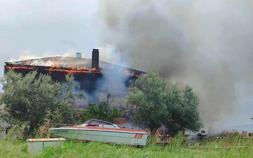 Lüks villa alevlere teslim oldu. Ayvacık'ta tatil beldesinde korkutan yangın - Resim : 1