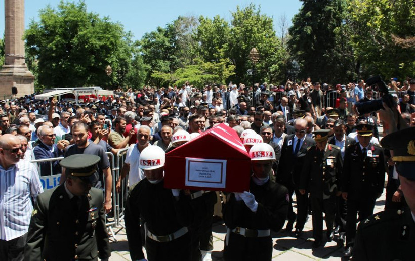 Şehit eşi tabuta sarılıp tek bir cümle söyledi: Aksaray’da en acı veda - Resim: 6