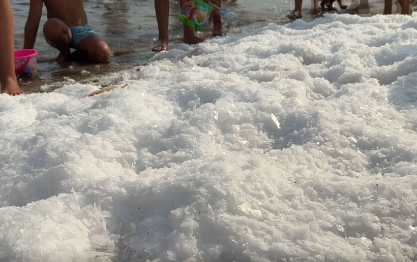 Bodrum'da termometreler patladı: İşletmeci sahili buzla doldurdu - Resim: 9