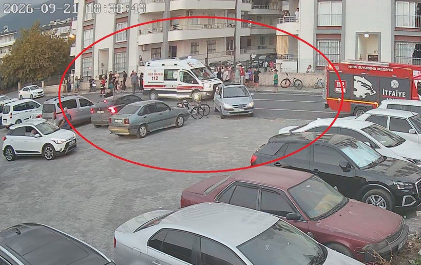 Otomobili kaldırıp minik kızı çekip aldılar: Hiç bir şey den habersiz oyun oynuyordu - Resim: 5