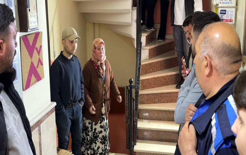 İstanbul'da 'çöp ev' savaşı: Farelerin istila ettiği binada polisli müdahale - Resim : 1