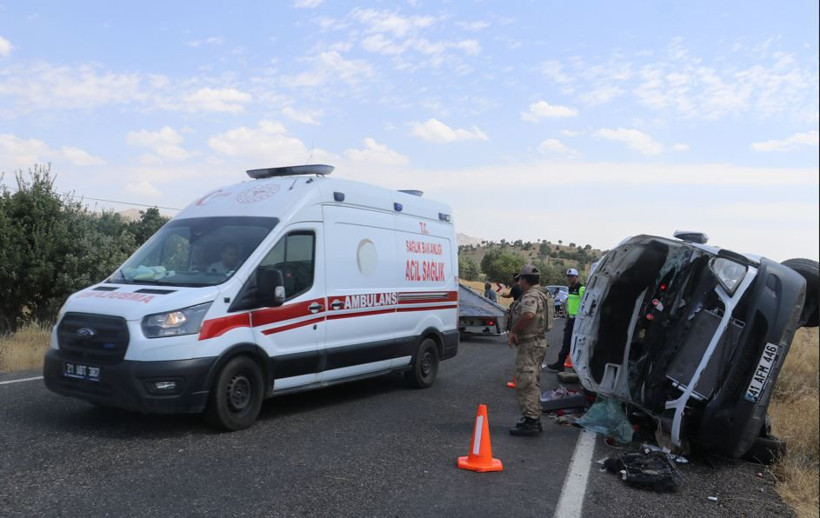 Diyarbakır'da katliam gibi kaza: Ekipler yaralıları kurtarmak için seferber oldular: 3 ölü 11 yaralı - Resim: 1