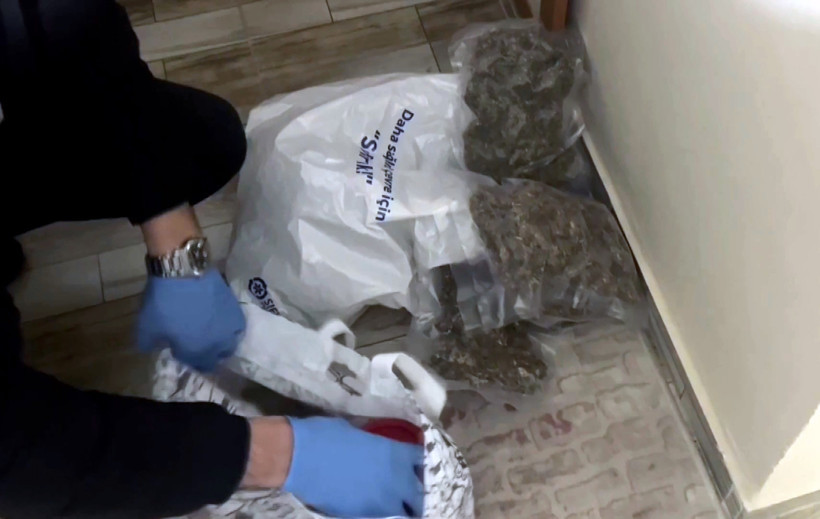 Villayı esrar fabrikasına çevirmişler! Sevgililer gözaltına alındı - Resim : 2