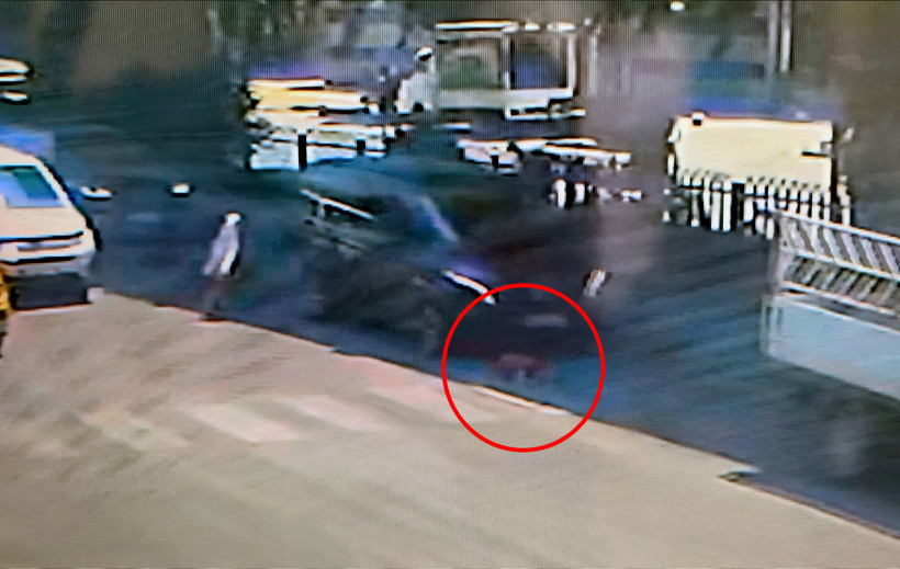 Adana’da feci kaza: 4 yaşındaki çocuk kamyonet ve minibüsün altında kaldı - Resim : 1