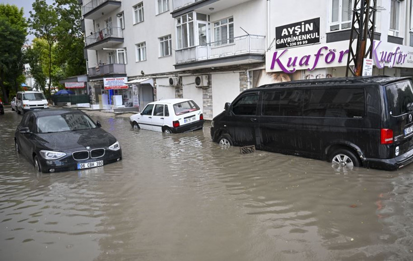Başkentte korkutan görüntüler: Asfalt yarıldı, rögarlar taştı: Araç çukura düştü - Resim: 13