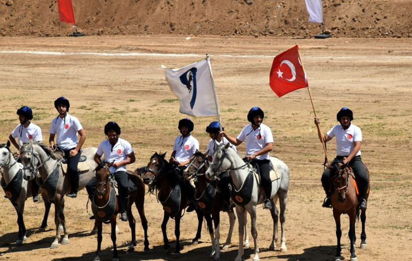 At sırtındaki amansız mücadele nefes kesti: Erciş’te dört nala heyecan - Resim: 2