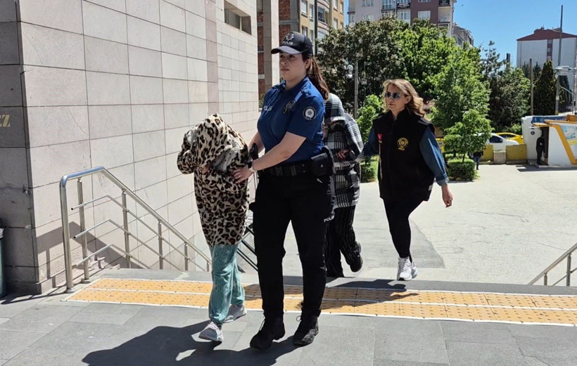 Kadının boynundaki altınları böyle çaldı: Kamera anbean çekti - Resim : 1