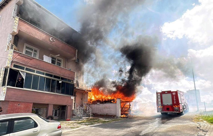 Kucağındaki kardeşiyle canını zor kurtardı: Alevler kapıya dayandı - Resim: 10