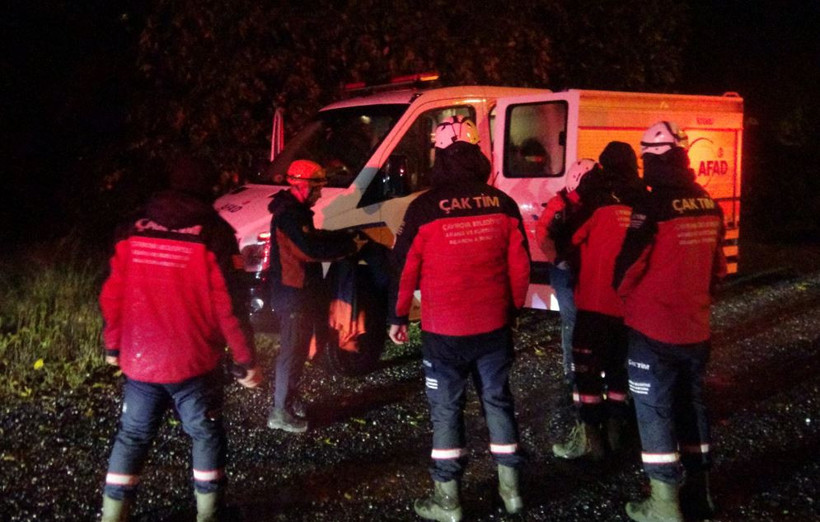Gebze'de azgın sular cipi yuttu: Camı kırıp kurtuldu: 2 kayıp - Resim : 3