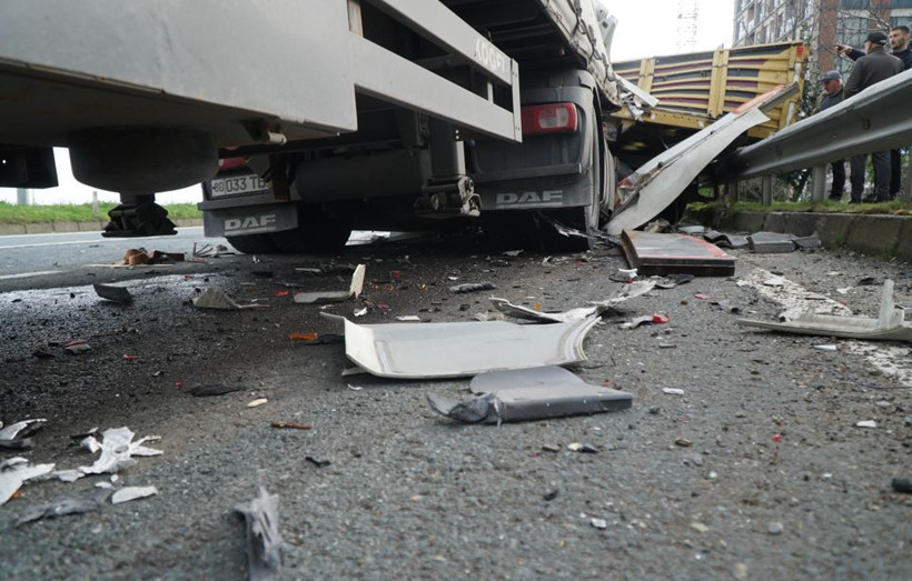 Karadeniz Sahil Yolu'nda can pazarı: İki TIR &ccedil;arpıştı - Resim : 4
