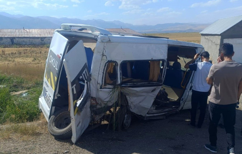 Göz göre göre gelen felaket: Yolcu minibüsü açık bırakılan rögar çukuruna çakıldı: 6 yaralı - Resim: 2