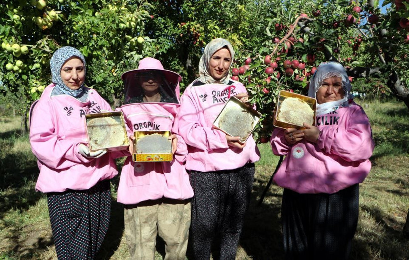 Bakteri ve virüslere karşı kalkan: ‘Pembe maskeli’ kadınlar kolları sıvadı - Resim: 3