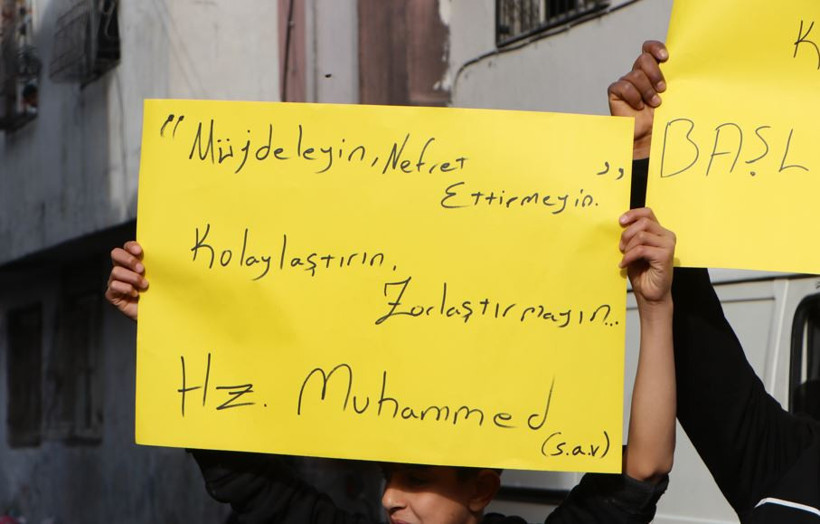 Kemal Sunal&rsquo;ın filmi ger&ccedil;ek oldu: Adana&rsquo;da sevdiklerine kavuşamayan gen&ccedil;lerden pankartlı eylem - Resim : 2