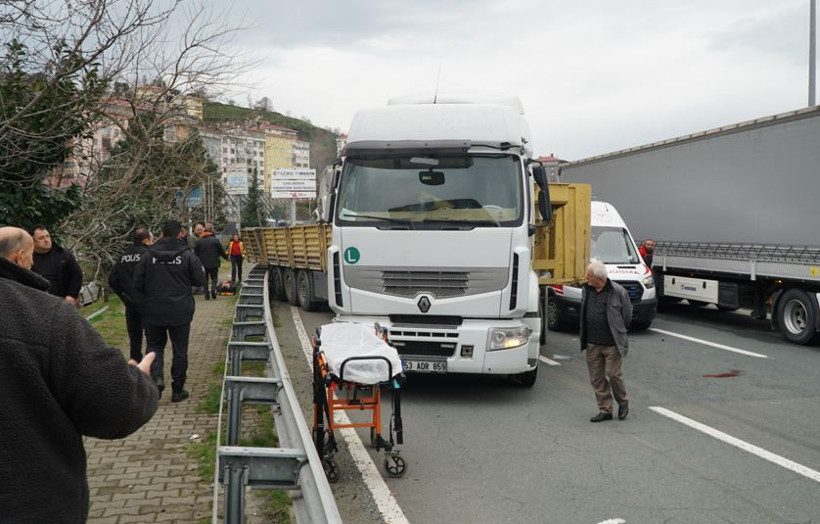 Karadeniz Sahil Yolu'nda can pazarı: İki TIR &ccedil;arpıştı - Resim : 1