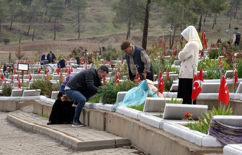 Mezar taşlarını öperek bayramlaştılar: Kahramanmaraş’ta acı dolu bir Bayram sabahı - Resim : 1