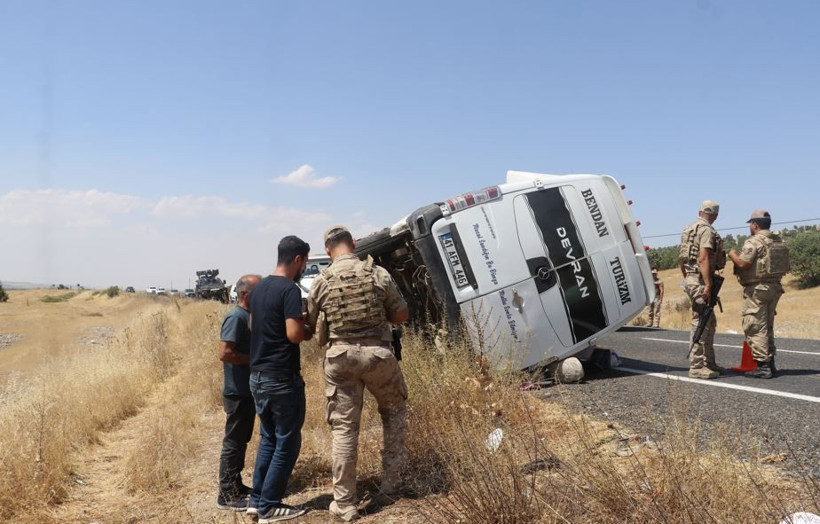 Diyarbakır'da katliam gibi kaza: Ekipler yaralıları kurtarmak için seferber oldular: 3 ölü 11 yaralı - Resim: 7