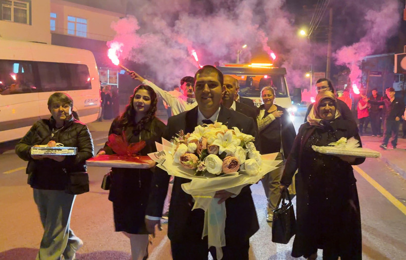 Erzurum’da damat kız istemeye 14 araçlık konvoy ile gitti - Resim : 1