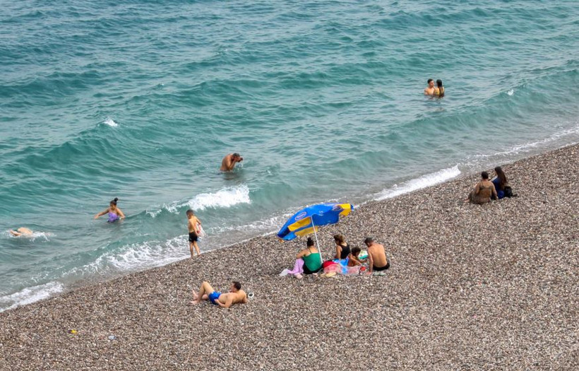 Bu görüntüler sadece turizmin başkentinde olur: Yağmura aldırış etmeden deniz keyfi yaşadılar - Resim : 2
