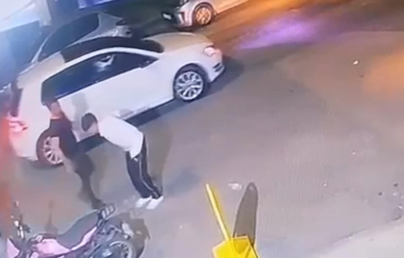 17 yaşındaki çocuğu sokak ortasında bıçakladı: Dehşet anları kamerada - Resim : 2