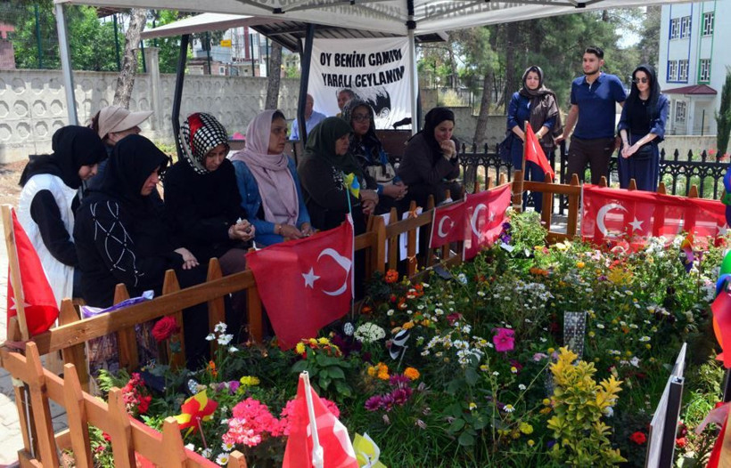 Okul saldırısının ardından ilk bayram: Ailelerden mezarlıkta ortak çağrı - Resim: 8