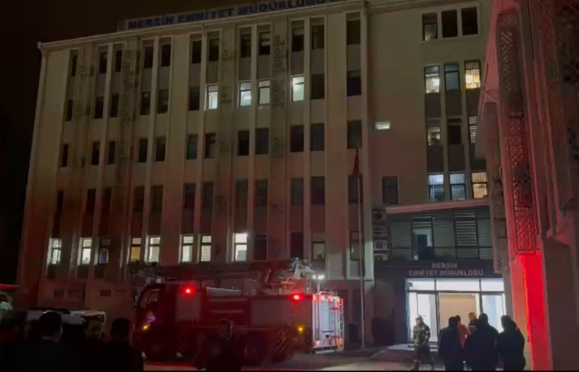 Mersin&rsquo;de korku dolu anlar: Emniyet binasından dumanlar y&uuml;kseldi - Resim : 3