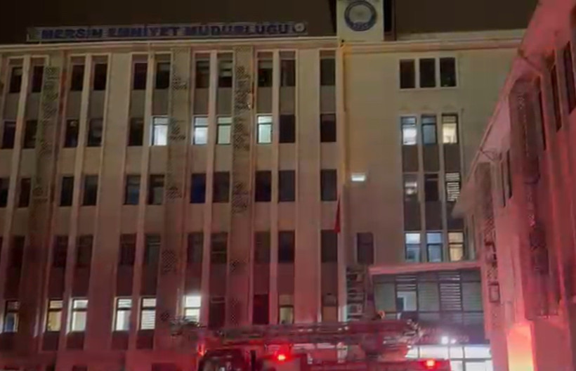 Mersin&rsquo;de korku dolu anlar: Emniyet binasından dumanlar y&uuml;kseldi - Resim : 2
