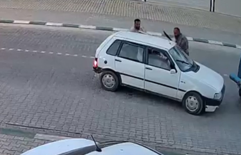 Yolunu traktörle kestiler: Demir çubuklarla saldırdılar: Sokak ortasında dişlerini kırdılar - Resim : 1