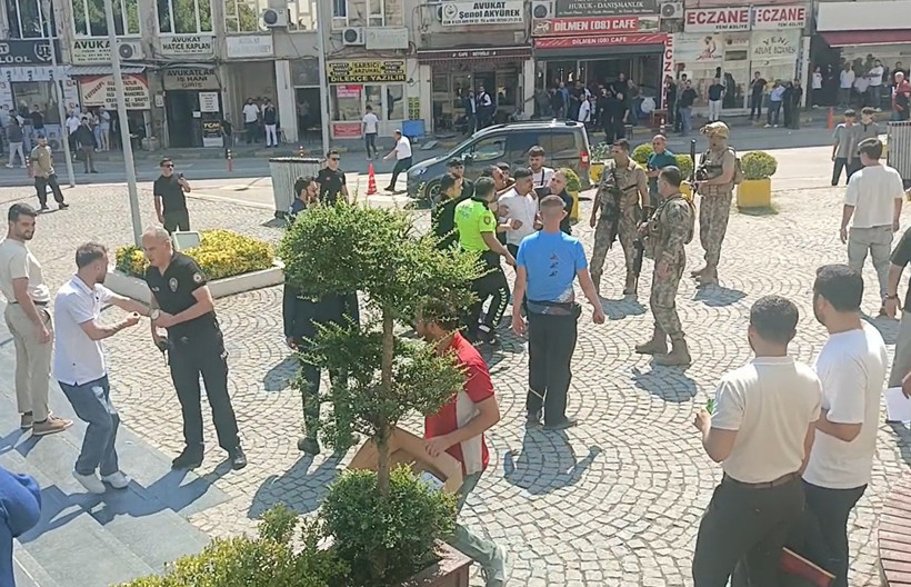 Adliye koridorlarındaki kavga sokağa taştı: 1’i polis 3 kişi yaralandı - Resim : 1