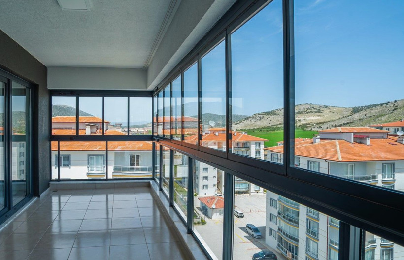 Apartmandaki cam balkonlar tek tek sökülecek: Bir komşu şikayeti yetecek - Resim: 4