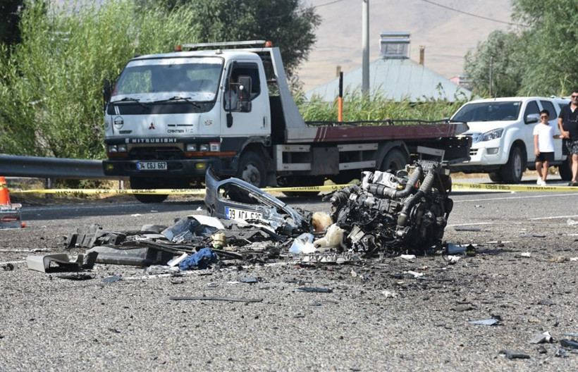 Van'daki kazada otoyol savaş alanına döndü: Ölü ve yaralılar var - Resim : 6