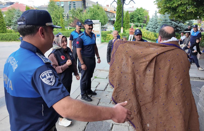 Ehramın altından sanatçı çıktı: Yarım saatte 400 lira topladı - Resim: 2