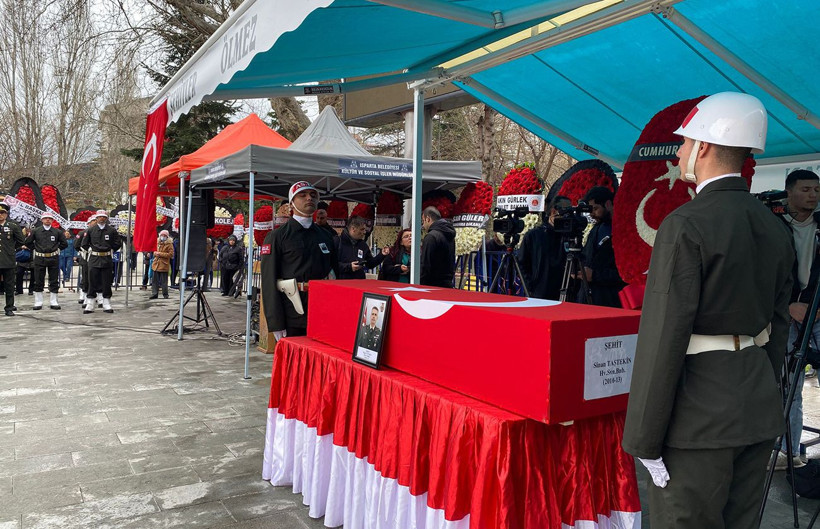 Katar'da şehit olan binbaşı Sinan Taştekin’e memleketi Isparta’da son veda: Annesi ve eşi ayakta duramadı - Resim: 1