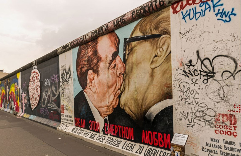 Berlin Duvarı önünde öpücük partiyi karıştırdı: AKP'li meclis üyesi Mehmet Ergüneş eşiyle dudak dudağa! - Resim: 2