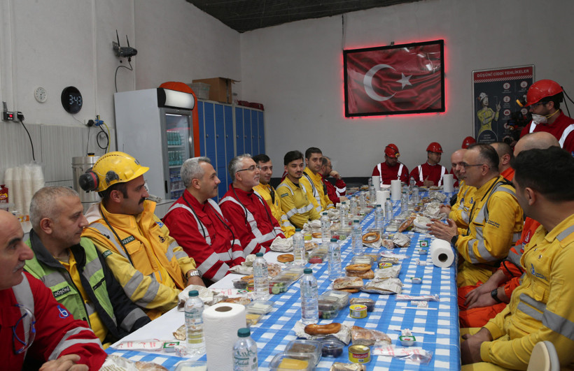 Yerin 320 metre altında manevi buluşma: Bakan Işıkhan madencilerle sahur sofrasında - Resim : 4