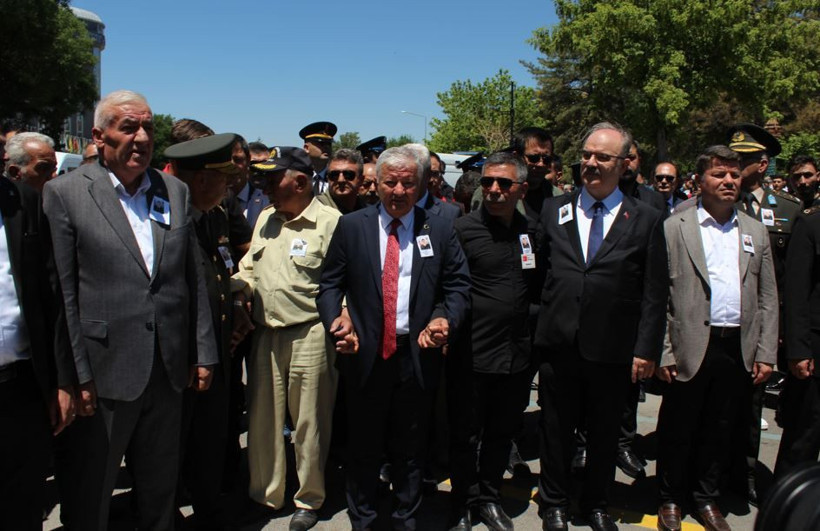 Şehit eşi tabuta sarılıp tek bir cümle söyledi: Aksaray’da en acı veda - Resim: 4