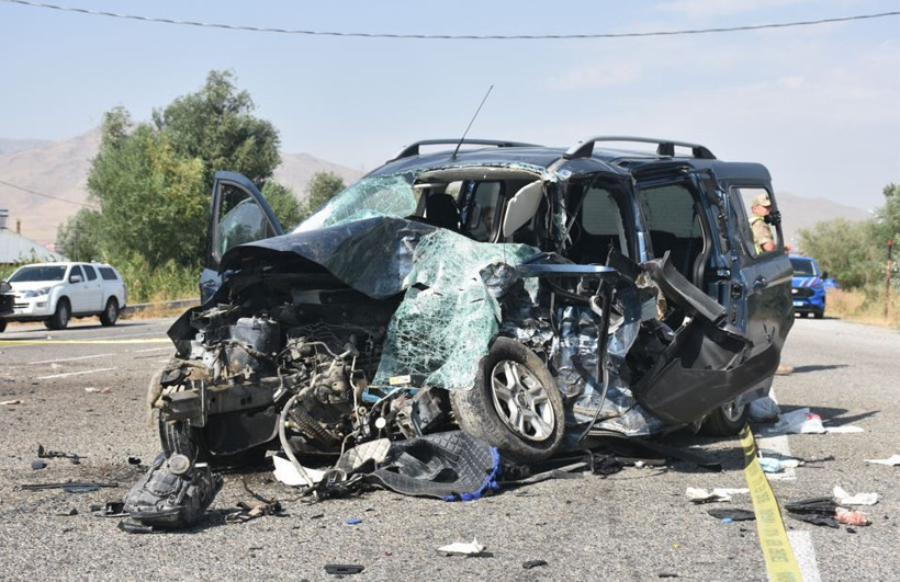 Van'daki kazada otoyol savaş alanına döndü: Ölü ve yaralılar var - Resim : 5