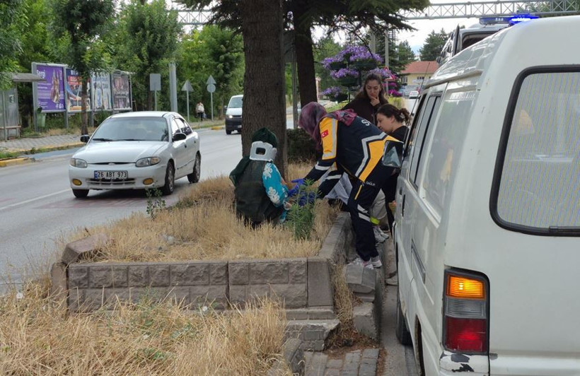 Torunu için canını hiç saydı: Otomobil yol verdi: Arkadaki minibüs biçti - Resim : 2