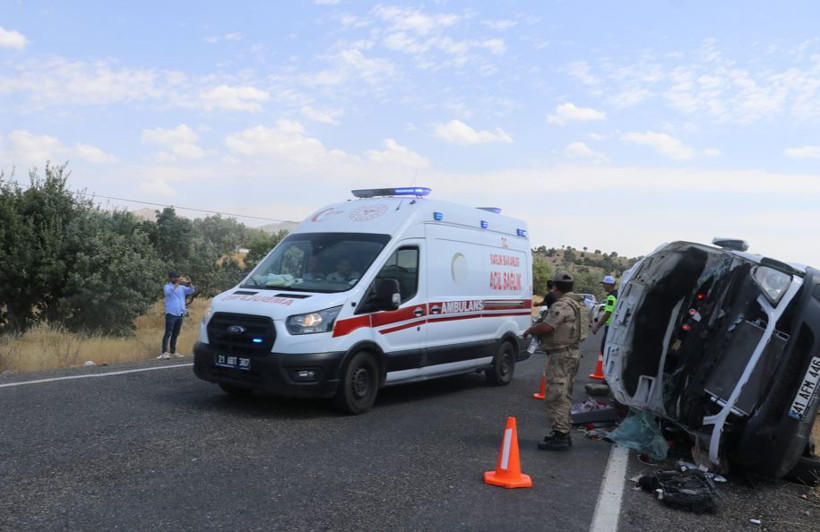 Diyarbakır'da katliam gibi kaza: Ekipler yaralıları kurtarmak için seferber oldular: 3 ölü 11 yaralı - Resim: 2