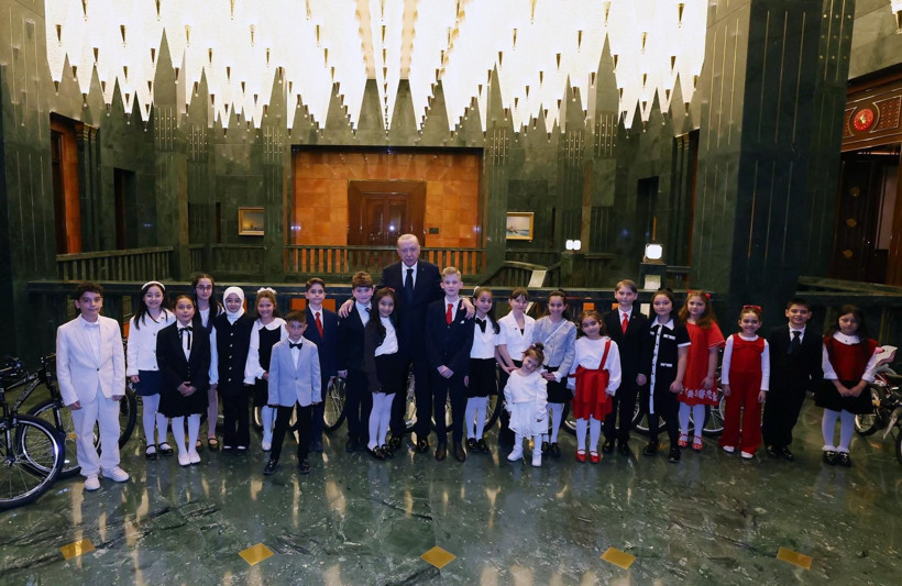 23 Nisan’da Erdoğan’ın huzurunda bu şiir okutuldu: Siyasi yasak gerekçesi olmuştu - Resim: 1