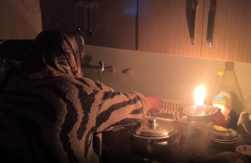 40 yıldır elektrik yok: Hayvanları mum ışığında besliyorlar - Resim: 1