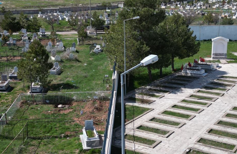 Mezarlıkta pusulalar şaştı: Yan yana ama yönleri farklı - Resim: 5