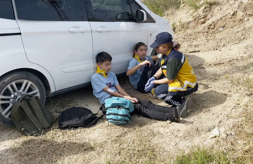 “Kedileri kurtarayım derken" servis şarampole yuvarlandı: 6 öğrenci yaralı - Resim : 1