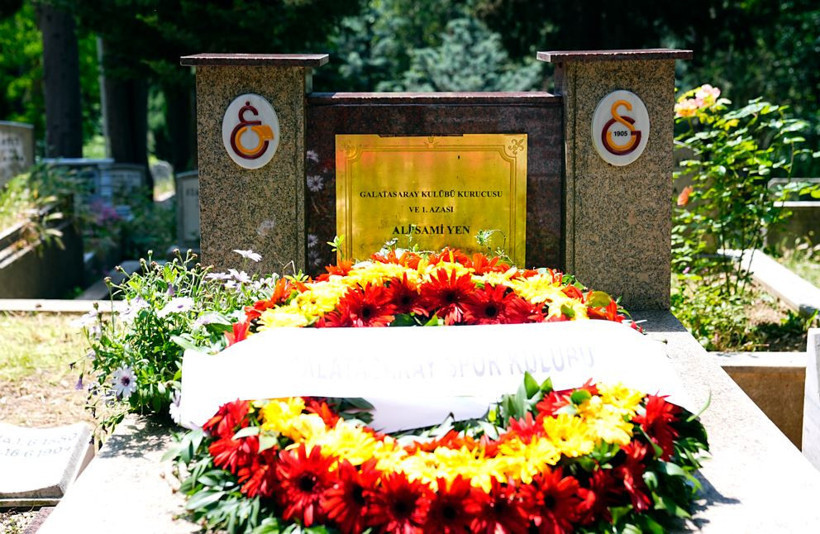 Galatasaray Kulübünün yeni yönetimi Ali Sami Yen'in kabrini ziyaret etti - Resim : 1