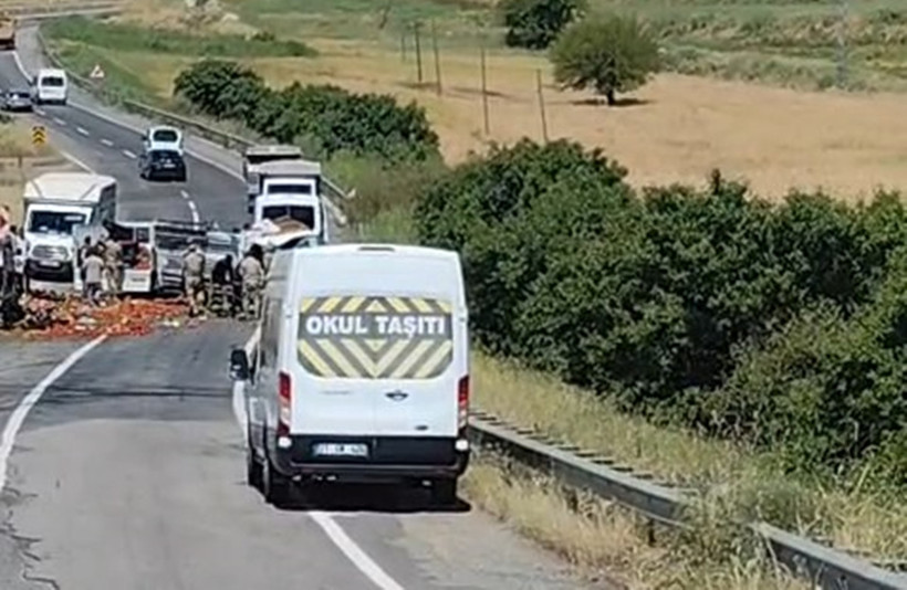 Kamyonet savruldu, yükü yola dağıldı: Jandarma seferber oldu - Resim : 6