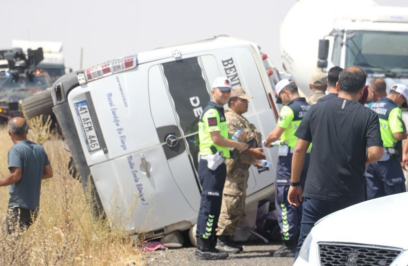 Diyarbakır'da katliam gibi kaza: Ekipler yaralıları kurtarmak için seferber oldular: 3 ölü 11 yaralı - Resim: 9