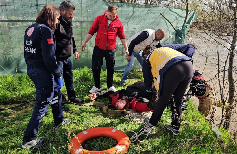 İtfaiye azgın sulardan çekip aldı: Tunca Nehri’nde korku dolu anlar - Resim : 1