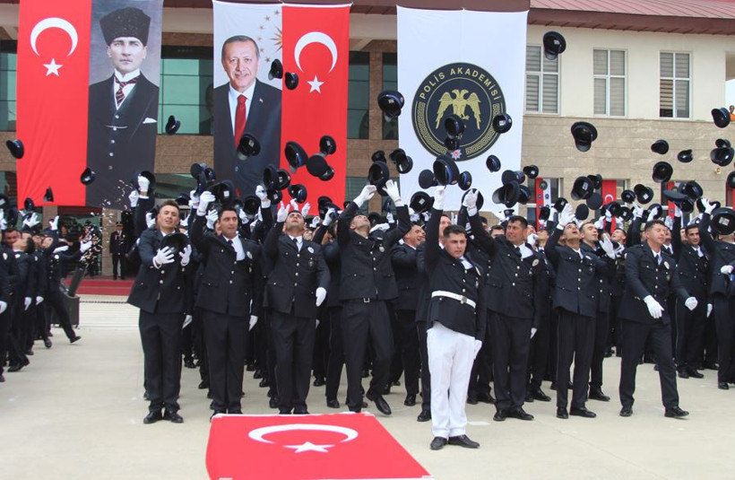 Herkes kep atarken o yüzük çıkardı: Yüzlerce kişinin önünde ‘evet’ dedi - Resim : 3